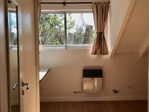 Reciclado íntegramente a Nuevo. Cálido Dúplex de dos dormitorios con jardín propio.