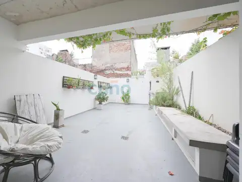 Departamento 2 amb - 2 patios PARRILLA PROPIA y COCHERA.