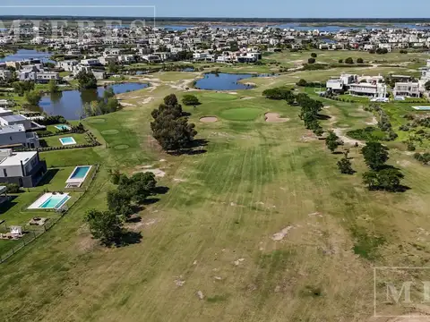 Casa en venta con renta hasta Dic 2026 sobre lote interno,  El Canton Barrio Puerto