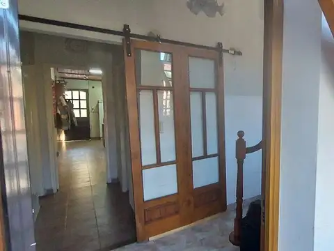 Casa 6 ambientes con 2 baños