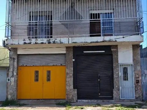 Casa en planta alta local y galpón