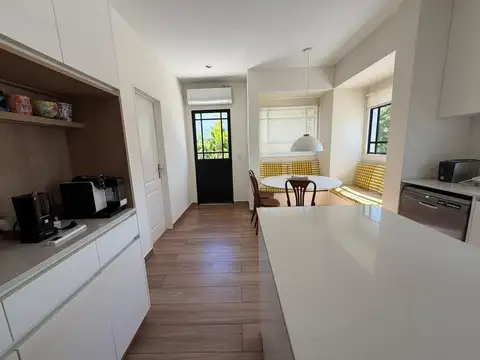 Casa 6 ambientes con 2 baños
