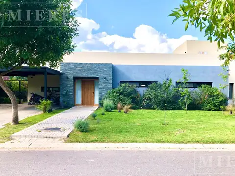 Casa en venta sobre lote interno en a Barrio El Remanso Haras Santa Maria, Loma Verde