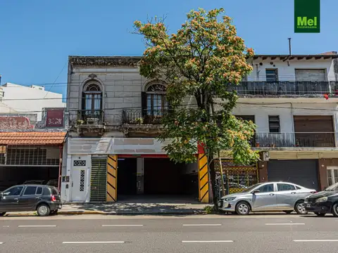 Local y oficinas en punto estratégico sobre Av Triunvirato