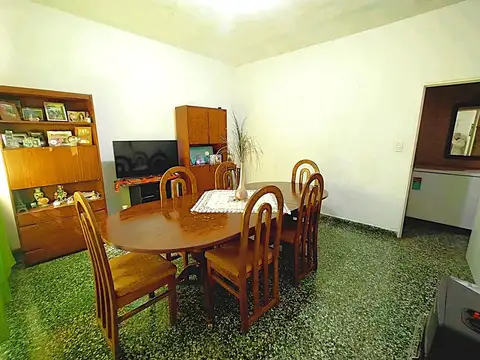 VENTA CASA 4 DORMITORIOS Y PATIO QUILMES OESTE