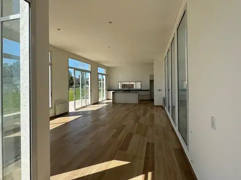 Casa en Venta con 3 cocheras