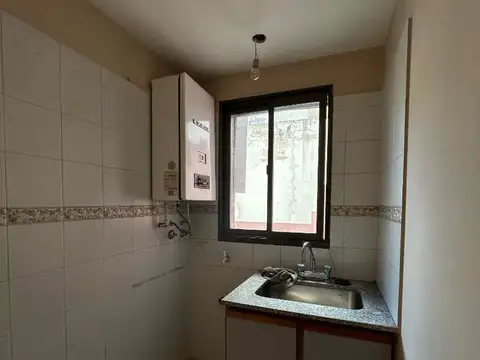 Dpto. 2 Dorm. Corrientes/Mendoza. Muy amplio, patio, 2 baños