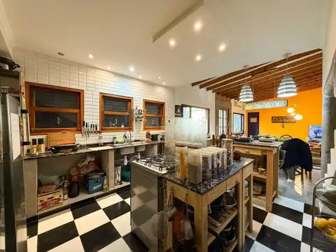 Casa en Venta con 4 cocheras