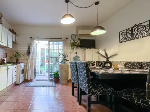 Casa 6 ambientes con 2 baños