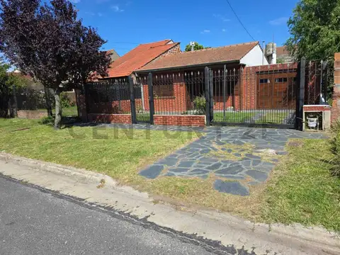 Amplia y Acogedora Casa Familiar con Quincho y Parrilla en  Barrio Caisamar