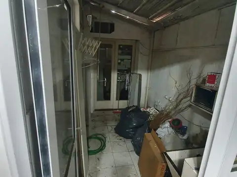 PH 3 AMB. EN 1° PISO POR ESCALERA CON 2 PATIOS , TERRAZA , QUINCHO, MUY LUMINOSO   A REFACCIONAR  