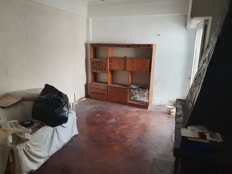 PH 3 AMB. EN 1° PISO POR ESCALERA CON 2 PATIOS , TERRAZA , QUINCHO, MUY LUMINOSO   A REFACCIONAR  