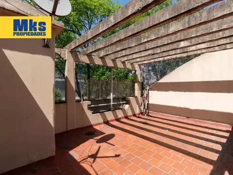 Venta. Casa sobre lote propio. Piscina y terraza. 5 dormitorios.