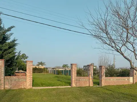 Terreno con mejoras y entorno consolidado en Las Tardes