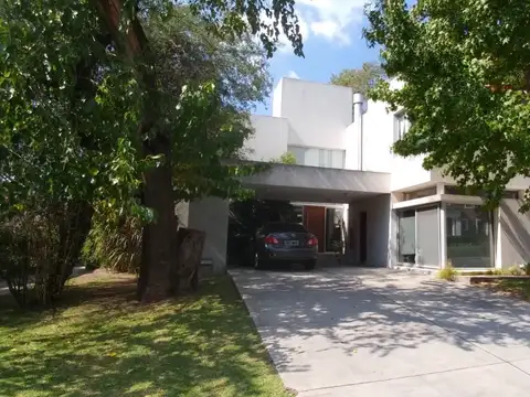 Casa 7 ambientes con 4 baños