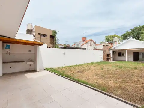 CASA VENTA 3 AMBIENTES CARAPACHAY JARDIN PARILLA