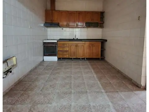 Casa 6 ambientes con 2 baños