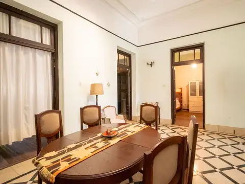 Casa 8 ambientes con 2 baños