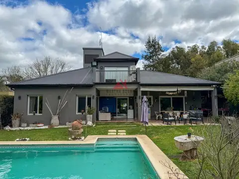 Casa en Venta con 2 cocheras