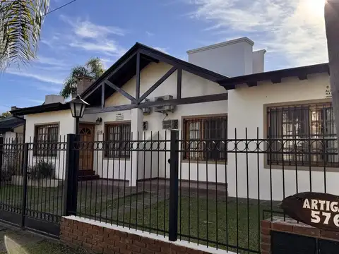 Artigas entre Evita y Rene Favaloro