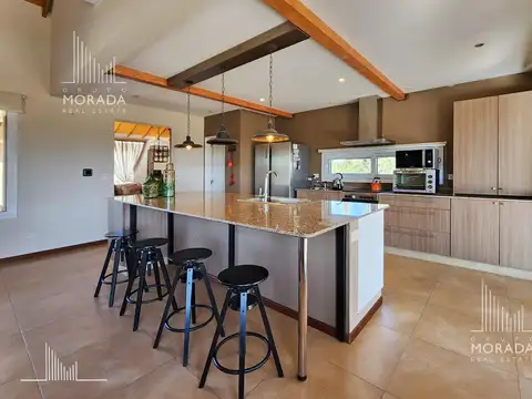 VENTA casa  EL MALACATE lote central excelente calidad 4 dorm 5000m2 pileta y riego automático