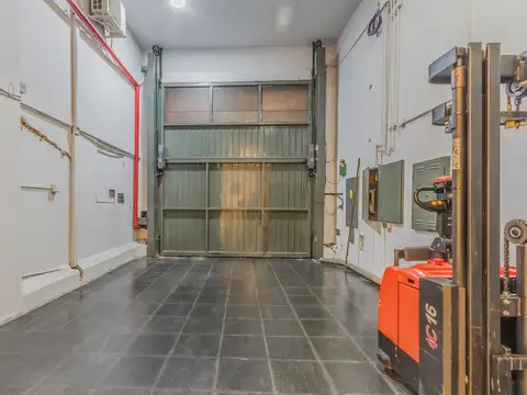 VENTA IMPORTANTE PROPIEDAD COMERCIAL, DOBLE FRENTE, PORTÓN LEVADIZO PARA CAMIONES, ALMAGRO