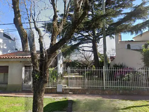 Casa con gran terreno arbolado de 17 mts de Frente - Apta credito