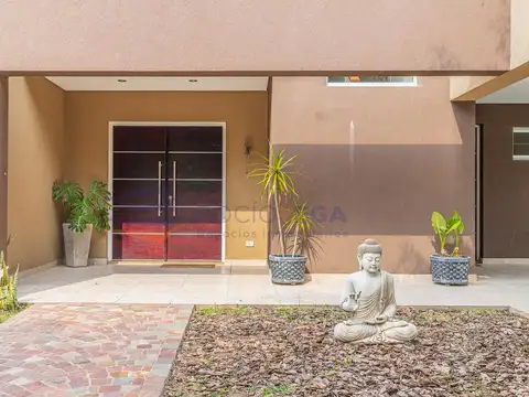 Casa en Alquiler con 2 cocheras