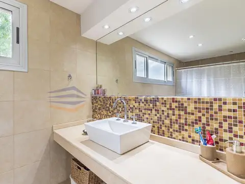Casa 5 ambientes con 4 baños