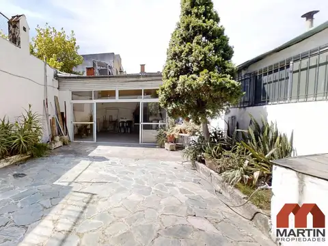 Casa en Alquiler con 2 cocheras