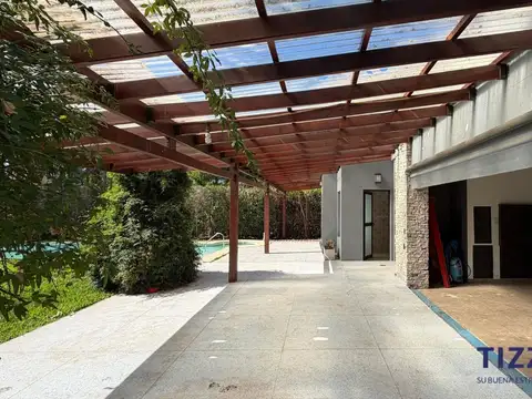 Casa en Alquiler con 2 cocheras