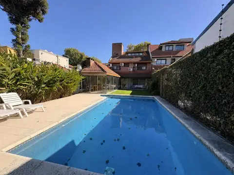 Casa en Alquiler con 2 cocheras