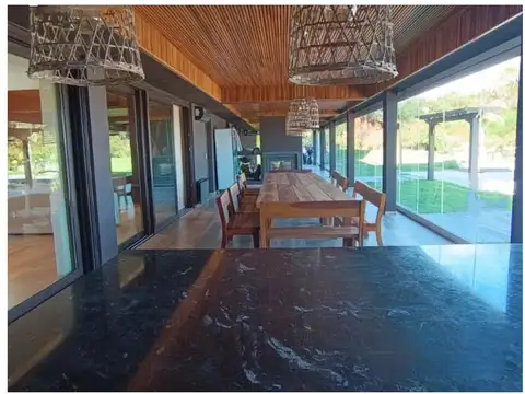 Casa en Venta con 2 cocheras