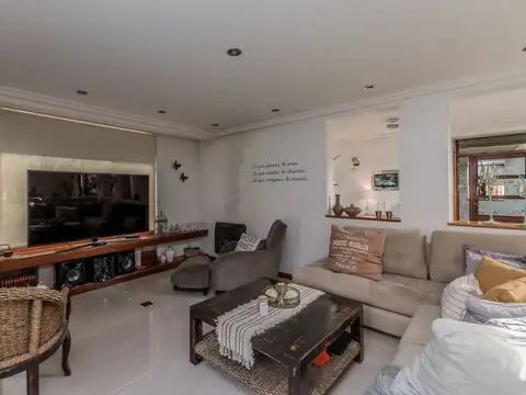 Casa en Venta con 3 cocheras