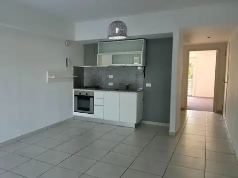 USD 800 ALQUILER ANUAL PB 2 AMB. Y MEDIO + PATIO C/ COCH.