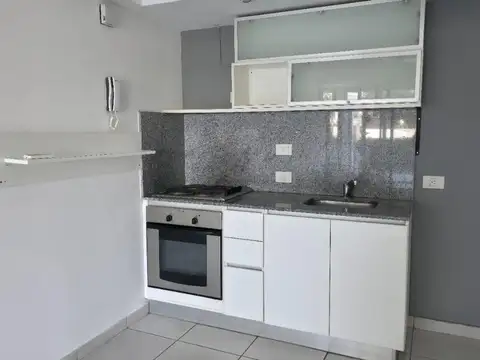 USD 750 ALQUILER ANUAL PB 2 AMB. Y MEDIO + PATIO C/ COCH.