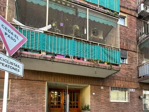 Semipiso de 3 ambientes al frente con balcón corrido en venta en Caballito