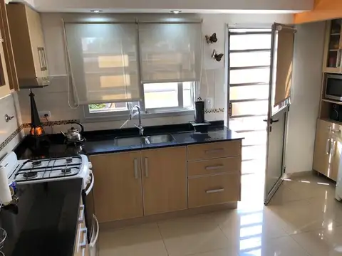 Casa 4 ambientes con 5 baños