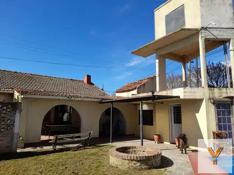 Casa 9 ambientes con 2 baños