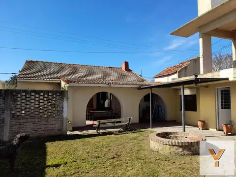 Casa en venta  - 3 dormitorios 2 baños - 220mts2 - Manuel B Gonnet
