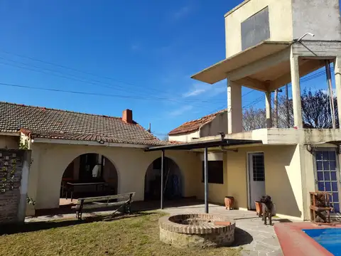 Casa 9 ambientes con 2 baños