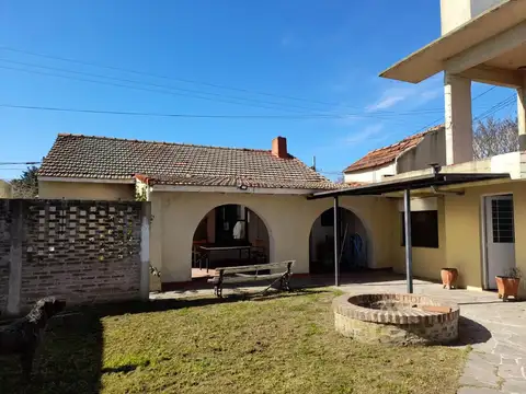 Casa en venta  - 3 dormitorios 2 baños - 220mts2 - Manuel B Gonnet