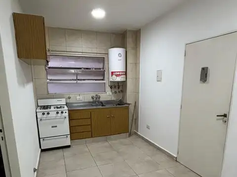Alquilo departamento centrico interno.