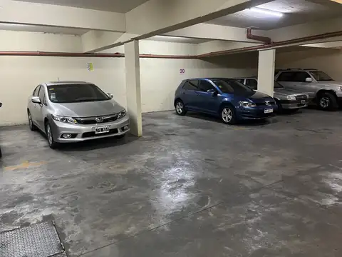 Cochera cubierta en subsuelo a 50 mts. del Subte Acceso por monta autos