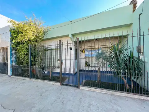 CASA EN VENTA DE 4 AMB.CON PATIO LOTE DE 243 M2.