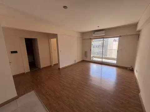 PISO DE 2AMB. 7º PISO de OCHO  AÑOS DE ANTIGUEDAD y aprox 60Mts2 (50Mts cubiertos) MUY LUMINOSO, con dos balcones.-