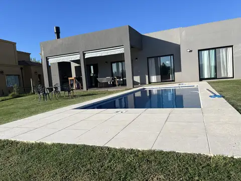 Hermosa casa en una planta a espejo de agua en lote perimetral