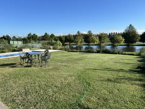 Hermosa casa en una planta a espejo de agua en lote perimetral
