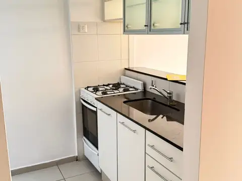 Alquiler monoambiente amplio con balcón y patio