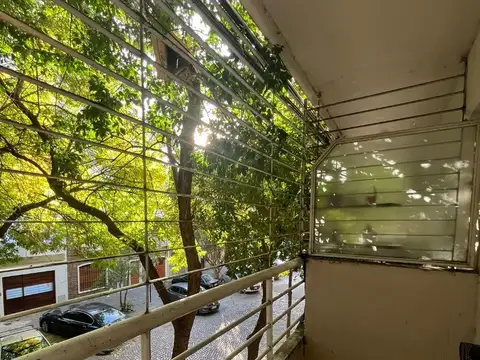 Alquiler monoambiente amplio con balcón y patio